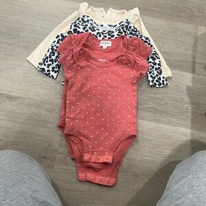 Mixed Sizes and Colours Onesie Set ( 5pcs) 3-9 months old
